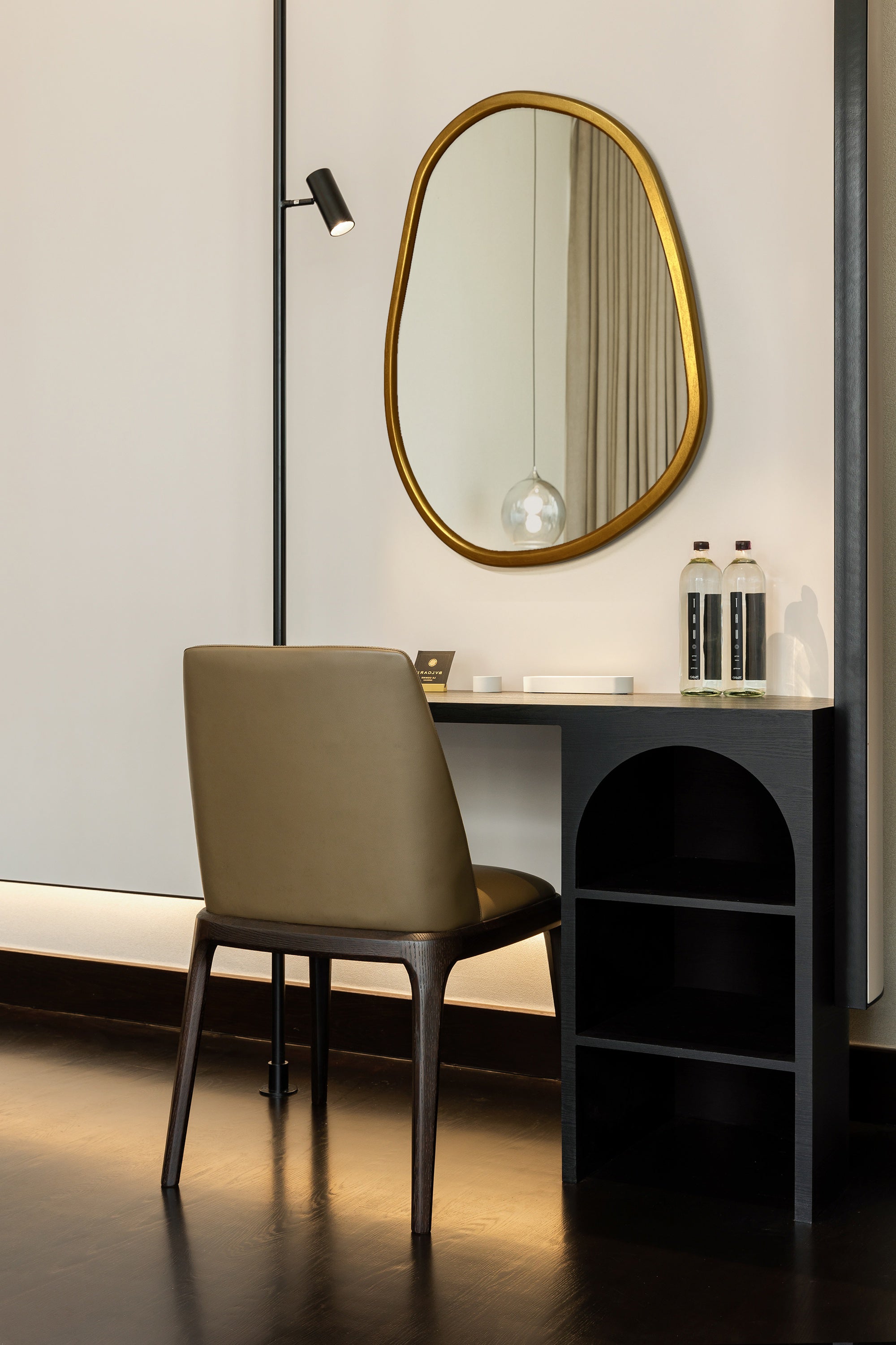 Miroir à cadre en bois de forme organique