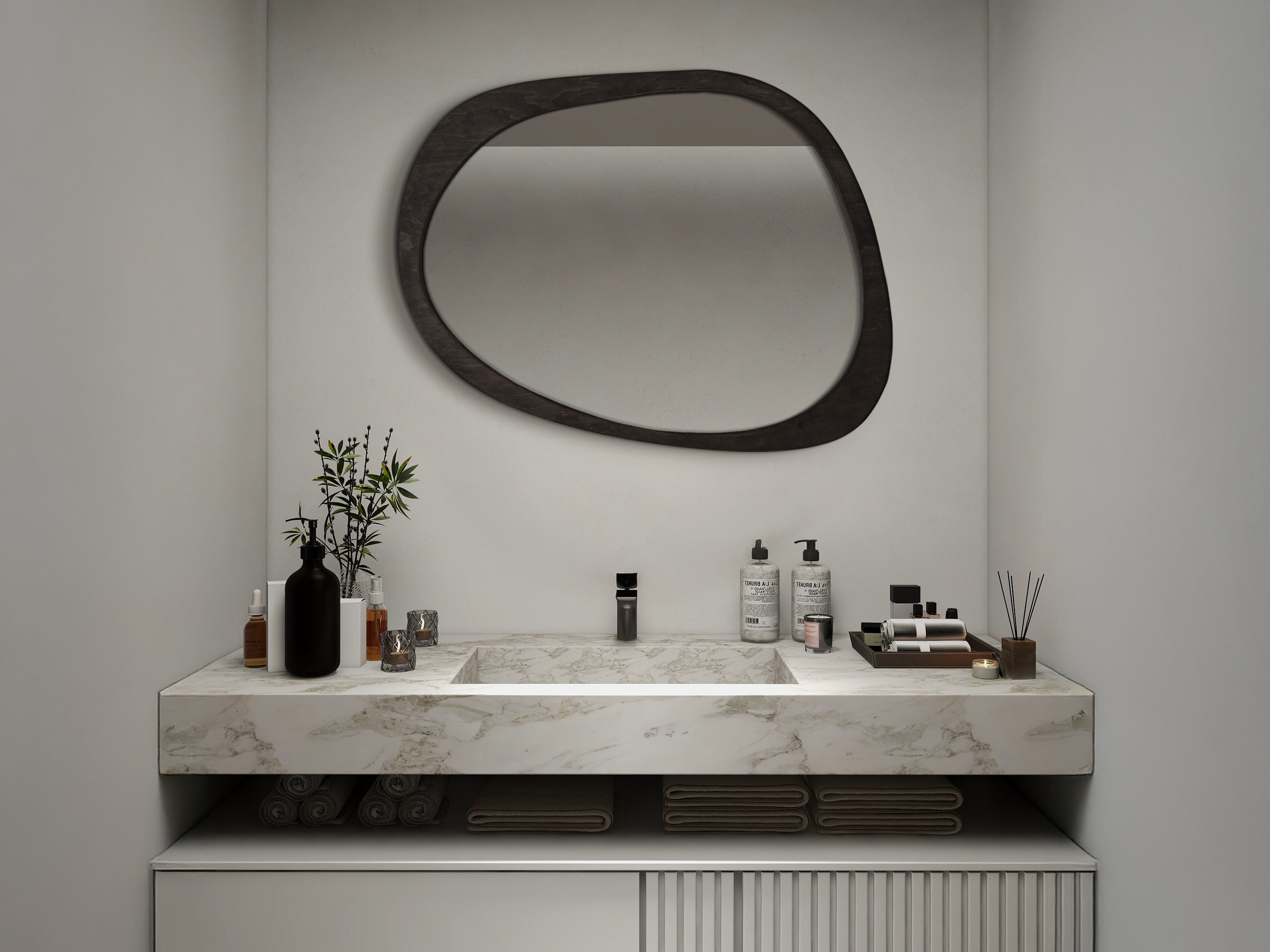 Miroir asymétrique avec cadre en bois