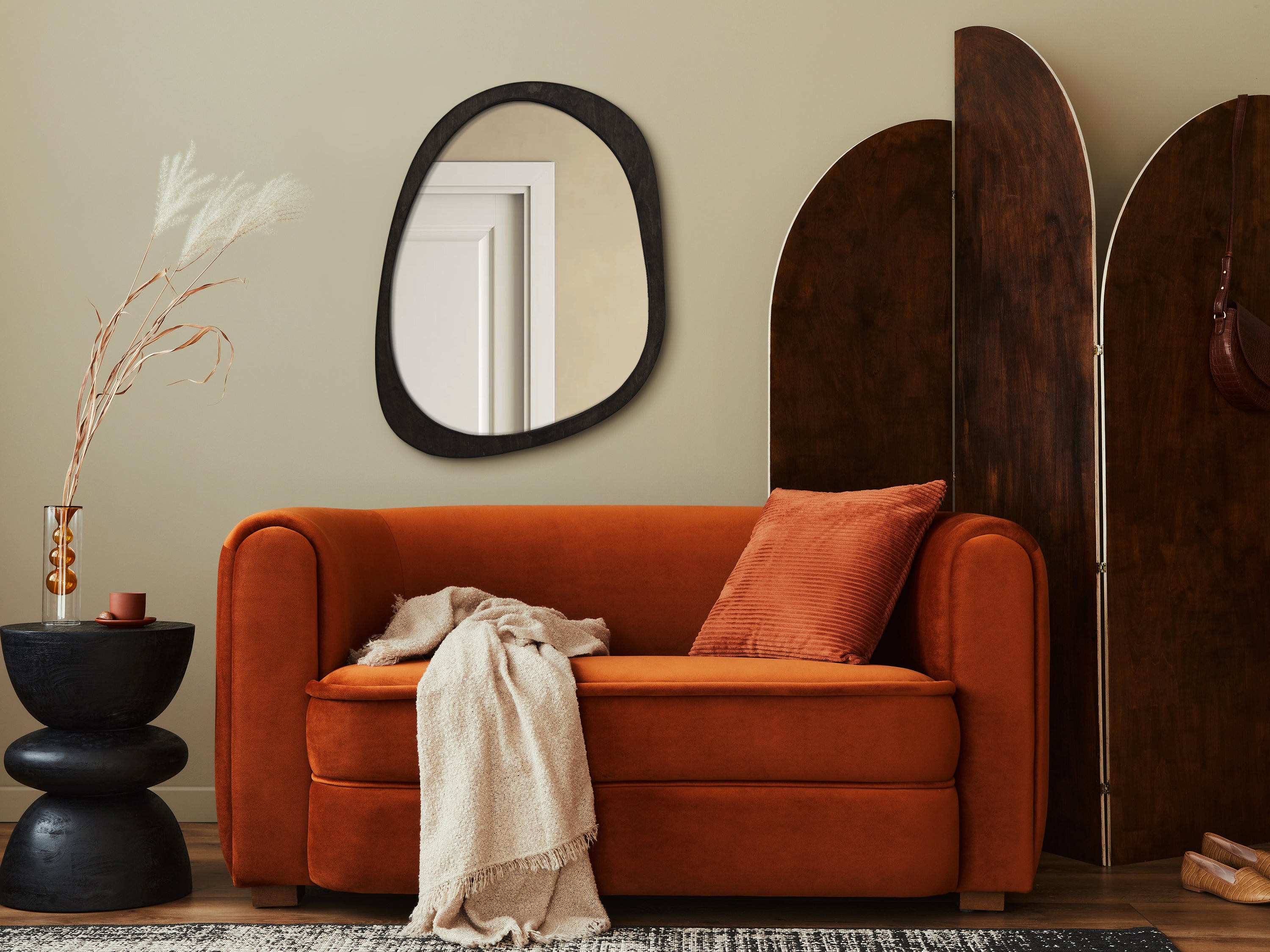 Miroir asymétrique avec cadre en bois