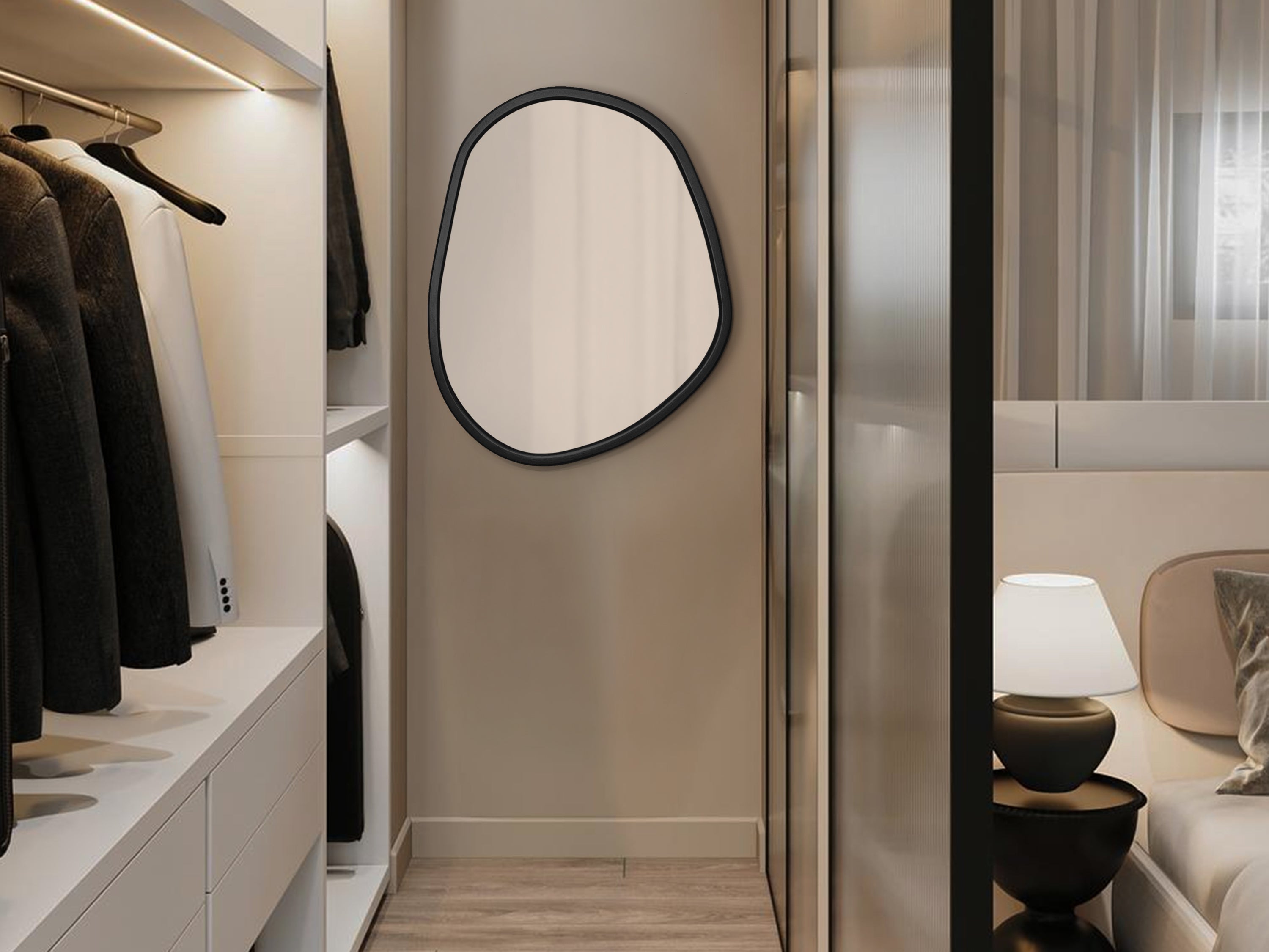 Miroir à cadre en bois de forme organique 