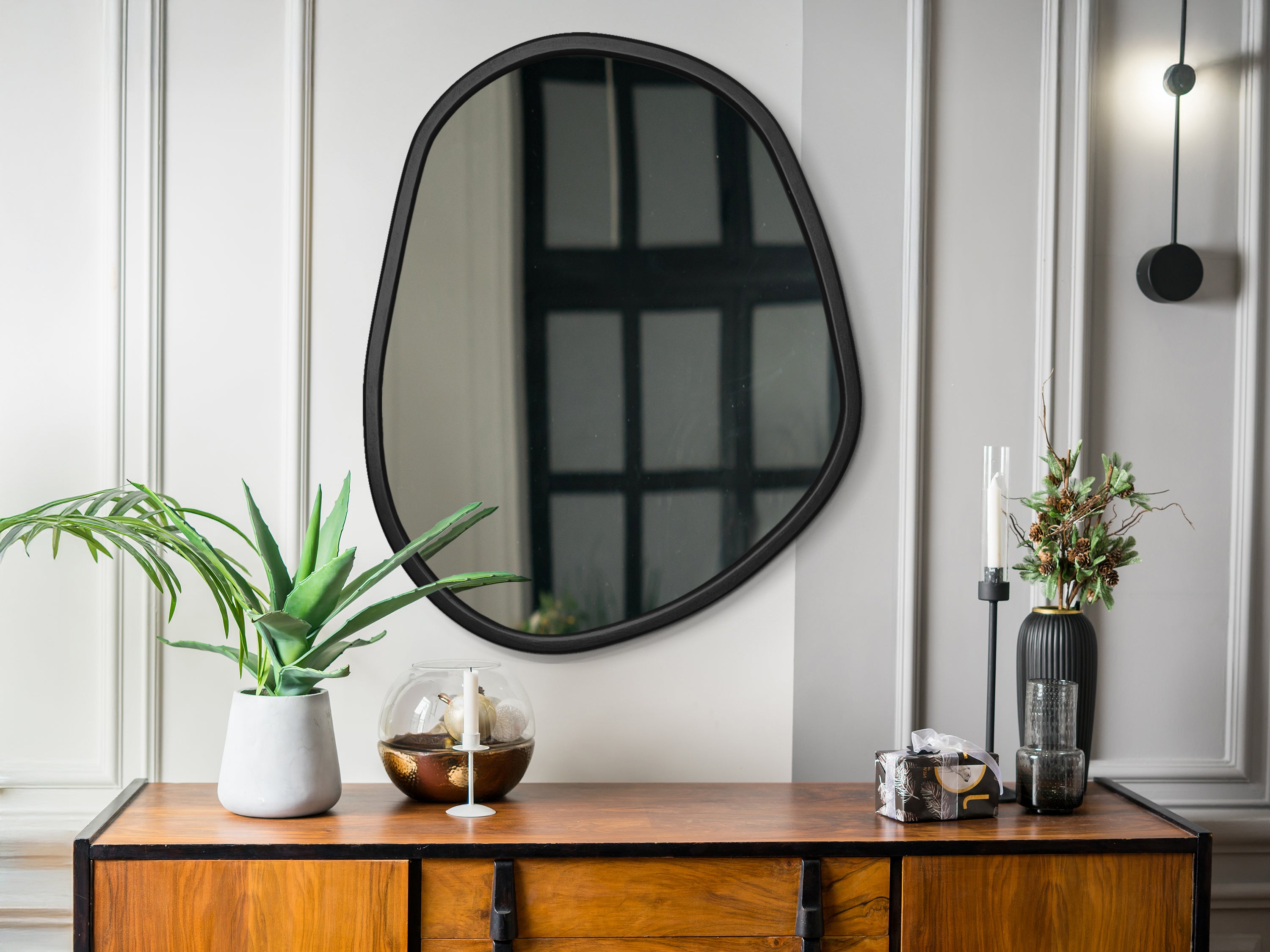 Miroir à cadre en bois de forme organique 