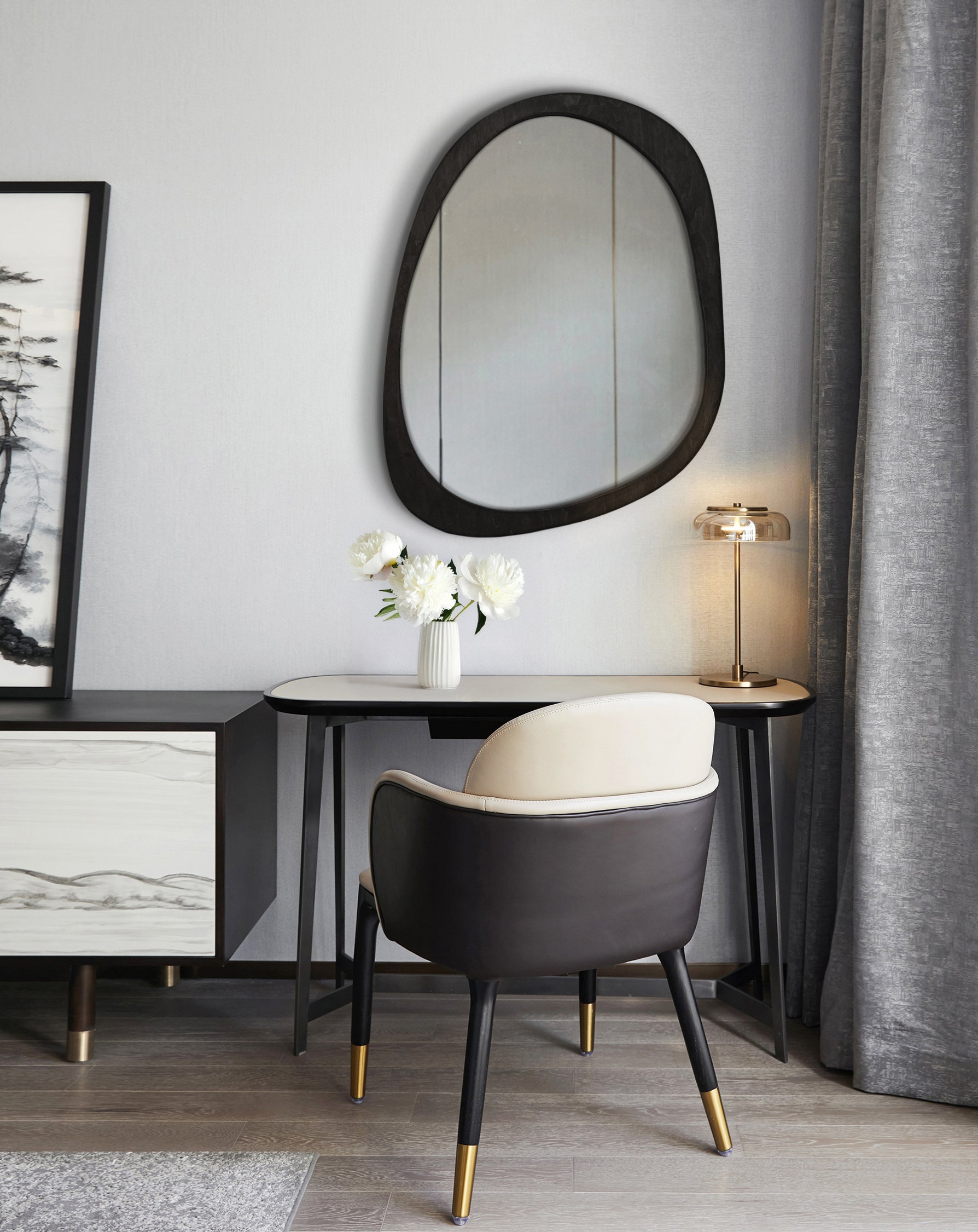 Miroir asymétrique avec cadre en bois 